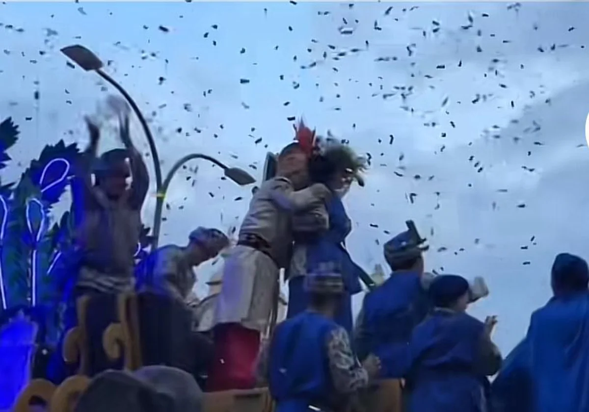 Momento en el que el Gran Visir y su novia se funden en un abrazo tras entregarle un ramo de flores