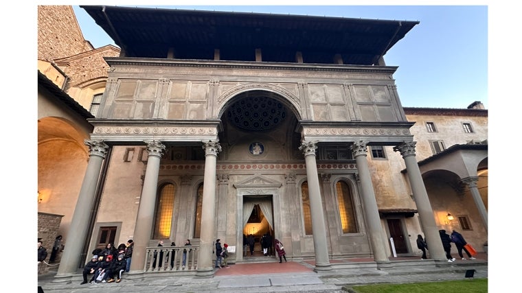 Nártex de la capilla del claustro principal de la Santa Croce de Florencia