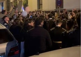 El broche final de la Banda Virgen de Los Reyes al finalizar la Cabalgata de Triana