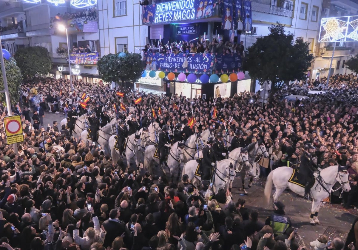 La Policía Nacional a caballo por la calle Asunción durante la Cabalgata