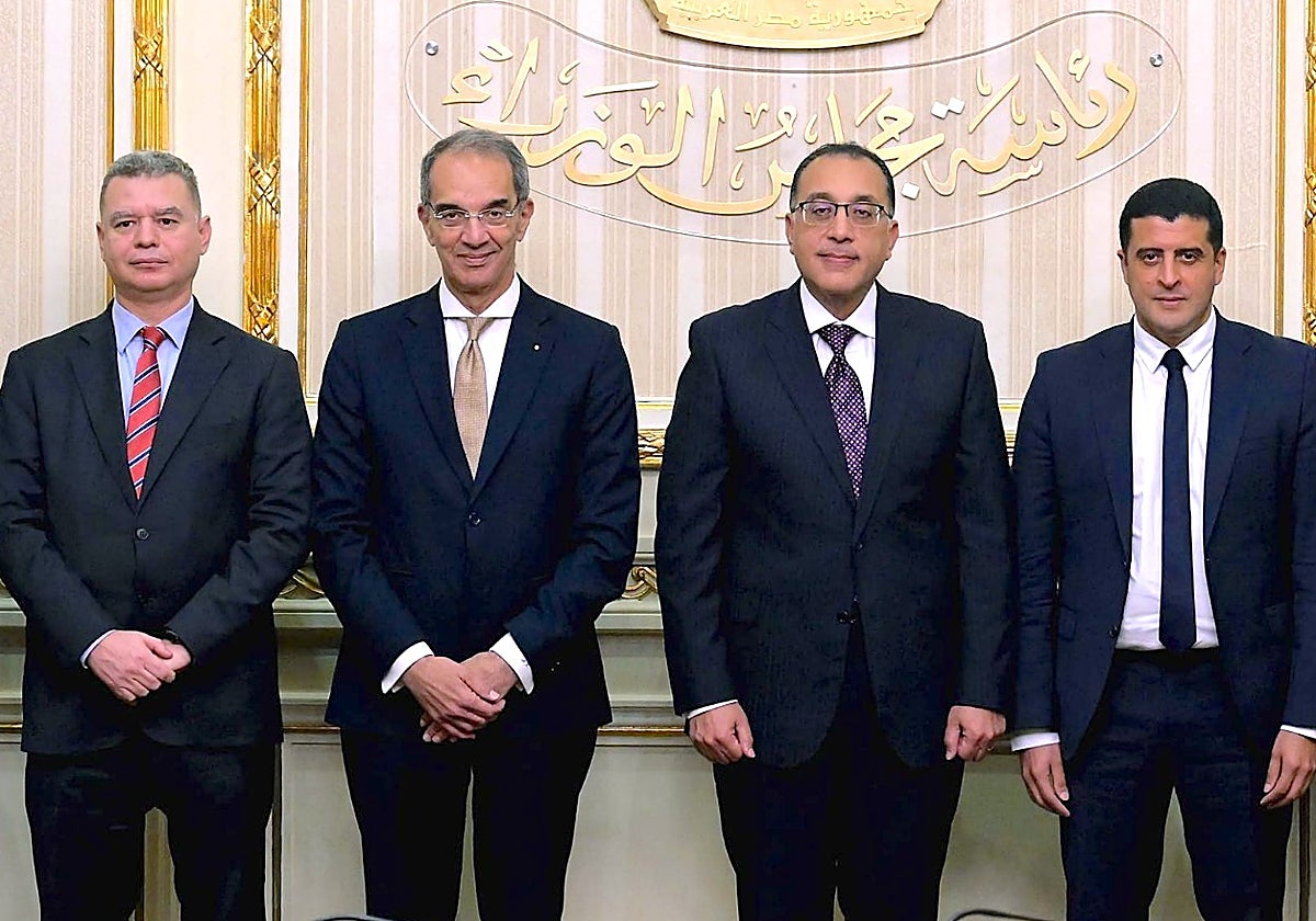 Mostafa Madbouly, primer ministro de Egipto, junto con otras autoridades en una imagen de archivo