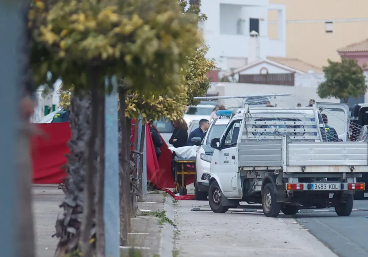 Agentes actuando en el lugar donde se produjo el asesinato