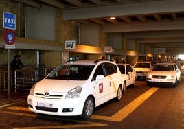 Nuevo golpe contra la «mafia» del taxi del aeropuerto de Sevilla con doce detenidos