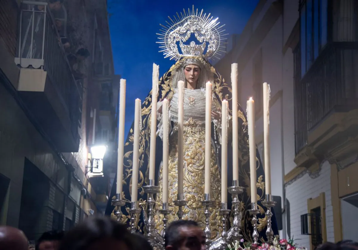 La Virgen del Rocío de La Redención, durante el traslado de los titulares desde San Ildefonso a Santiago