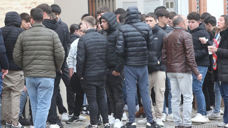 Jóvenes del pueblo han asistido al funeral por Aarón, el joven asesinado en Gerena