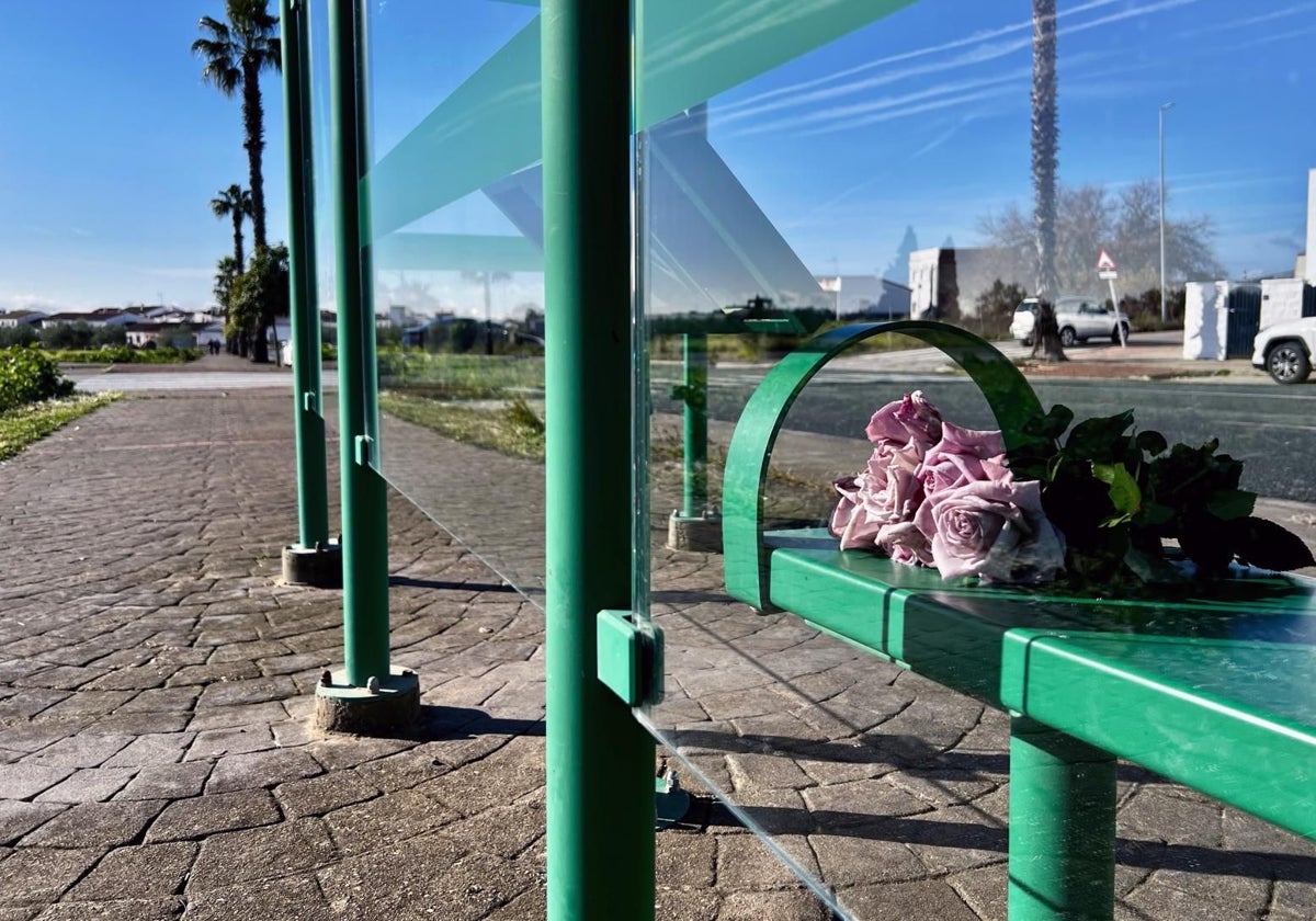 Un ramo de flores en una parada de autobús de Gerena, en el entorno donde Aarón fue asesinado