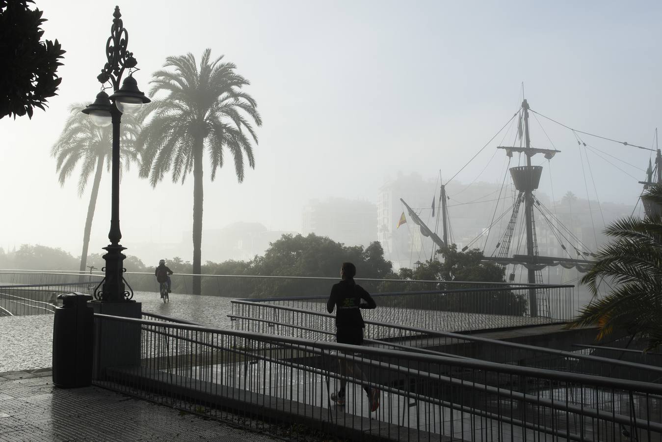 Estampas bonitas y fantasmagóricas a la vez de los rincones de Sevilla con niebla