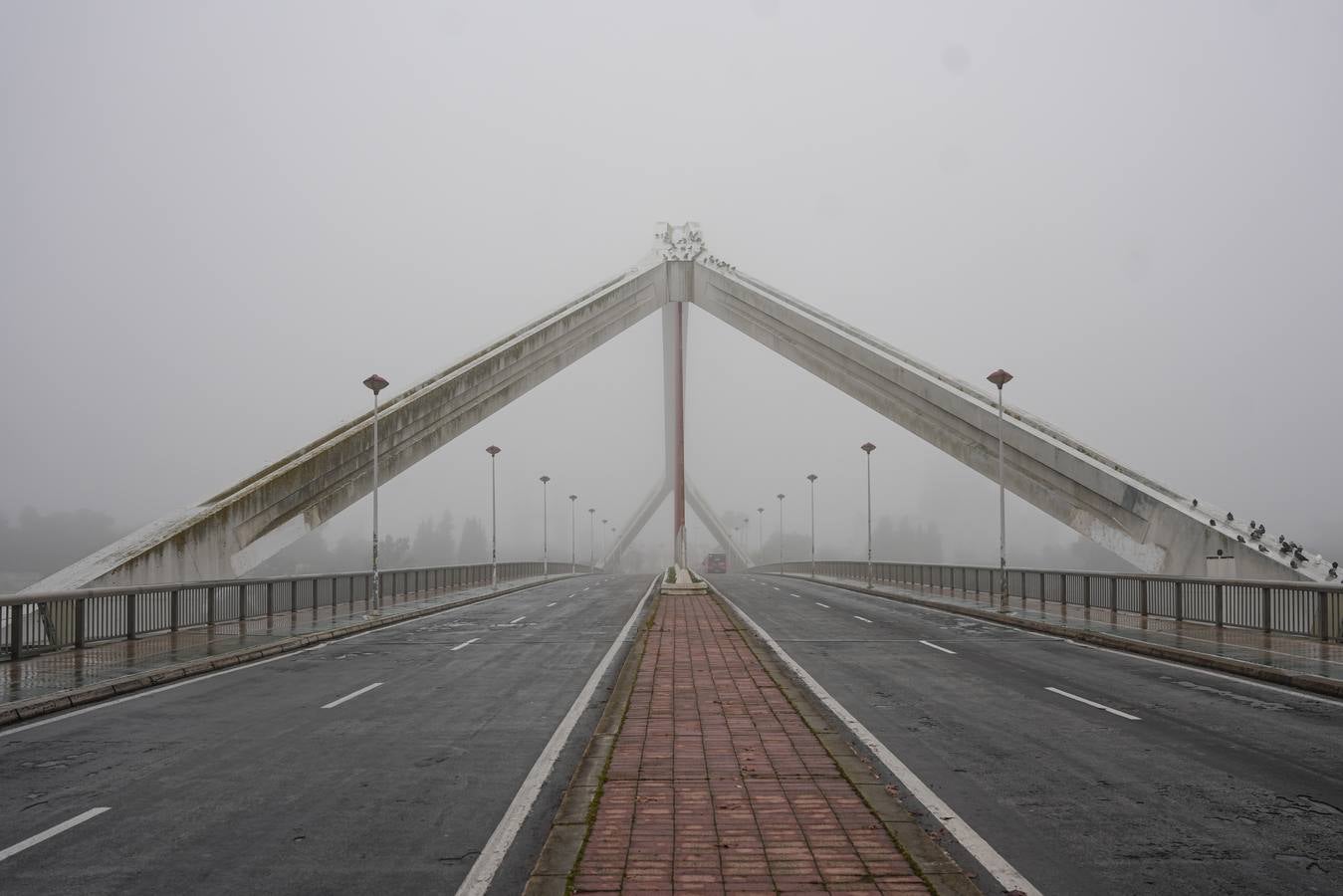 Estampas bonitas y fantasmagóricas a la vez de los rincones de Sevilla con niebla