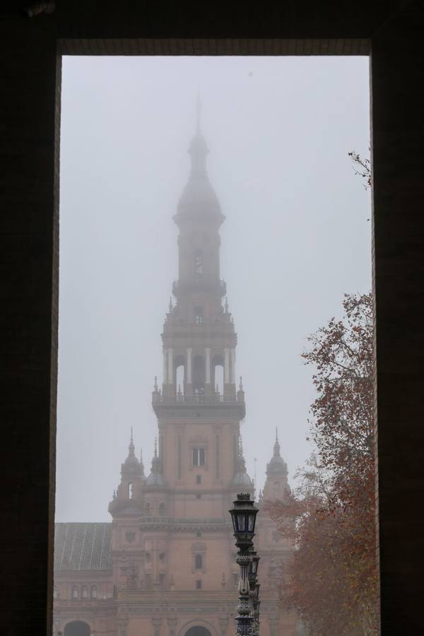 Estampas bonitas y fantasmagóricas a la vez de los rincones de Sevilla con niebla