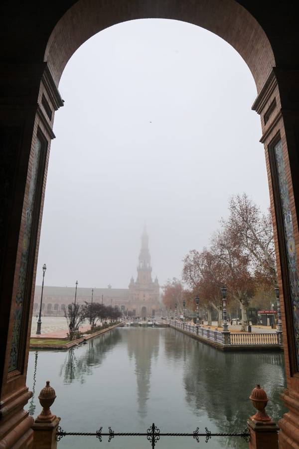 Estampas bonitas y fantasmagóricas a la vez de los rincones de Sevilla con niebla