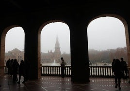 La niebla nos regala una Sevilla distinta