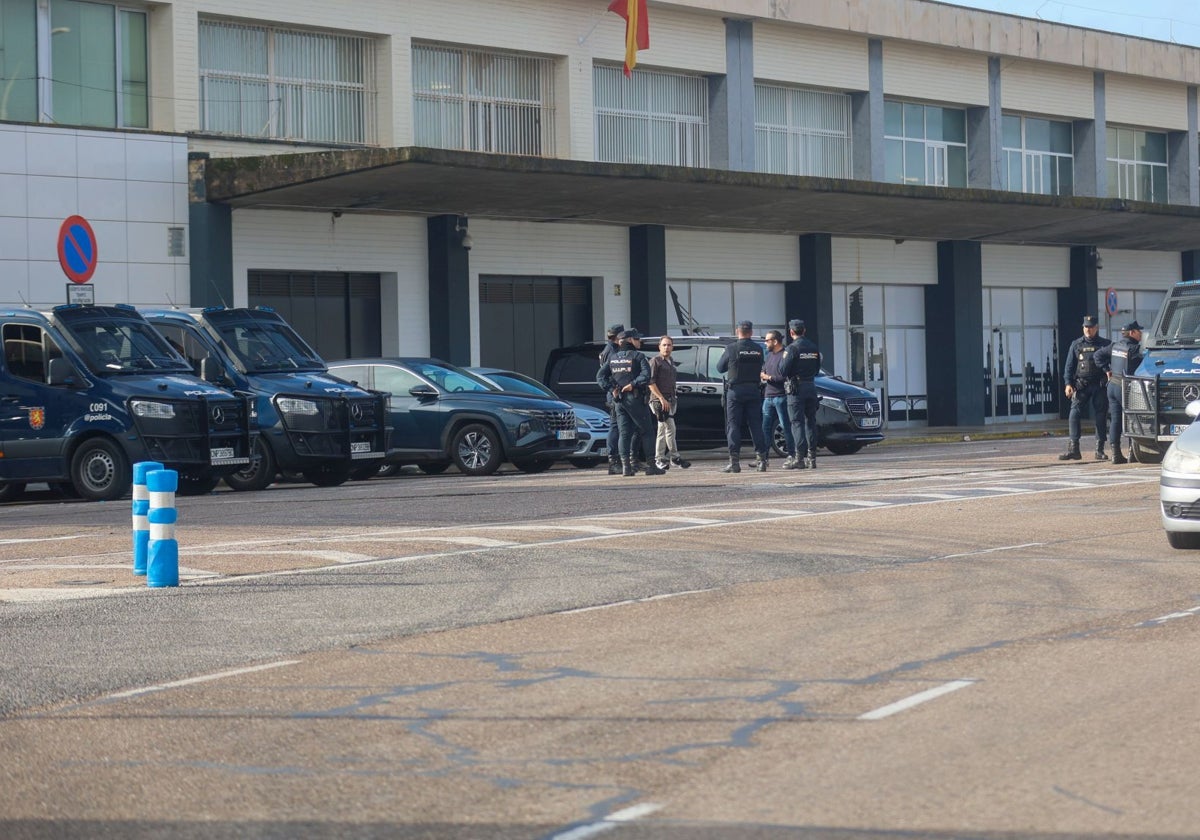 Imagen de la intervención de este jueves de la Policía Nacional en el aeropuerto de Sevilla