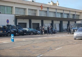 Amenazas, pedradas, ruedas rajadas: el 'modus operandi' de la «banda» del taxi del aeropuerto de Sevilla