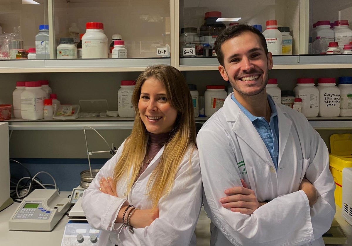 Bella Mora y Nicolás Capelo en el Instituto de Biomedicina de Sevilla