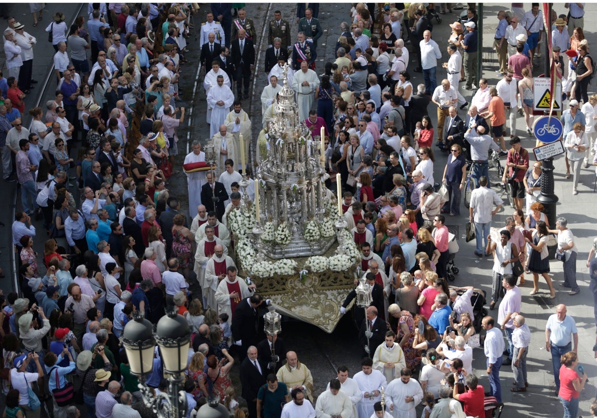 Imagen de archivo de la procesión del Corpus a su paso por la Avenida de la Constitución