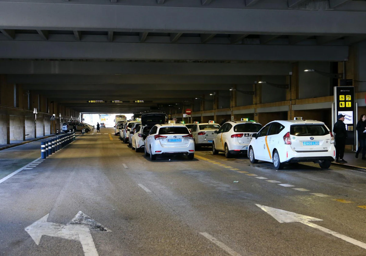 Un grupo de taxis en el aeropuerto de Sevilla