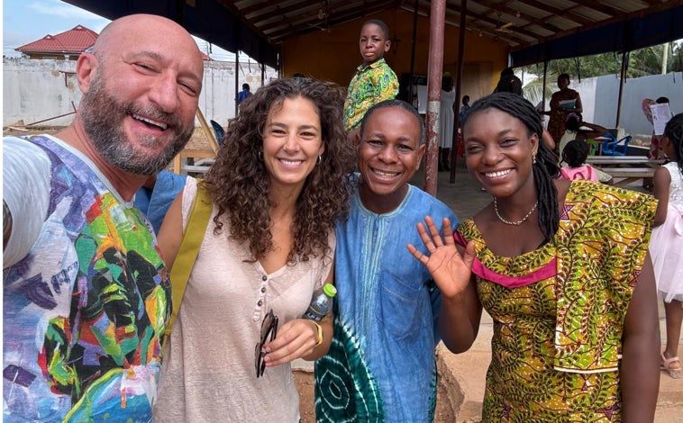 Imagen principal - Arriba, Paula López con otro cooperante español y sanitarios locales de la clínica de San Juan de Dios de Amrahia. Debajo, una imagen con población autóctona y otra de la enfermera tomada en el Hospital San Juan de Dios del Aljarafe, donde desarrolla su trabajo habitualmente