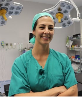 Imagen secundaria 2 - Arriba, Paula López con otro cooperante español y sanitarios locales de la clínica de San Juan de Dios de Amrahia. Debajo, una imagen con población autóctona y otra de la enfermera tomada en el Hospital San Juan de Dios del Aljarafe, donde desarrolla su trabajo habitualmente