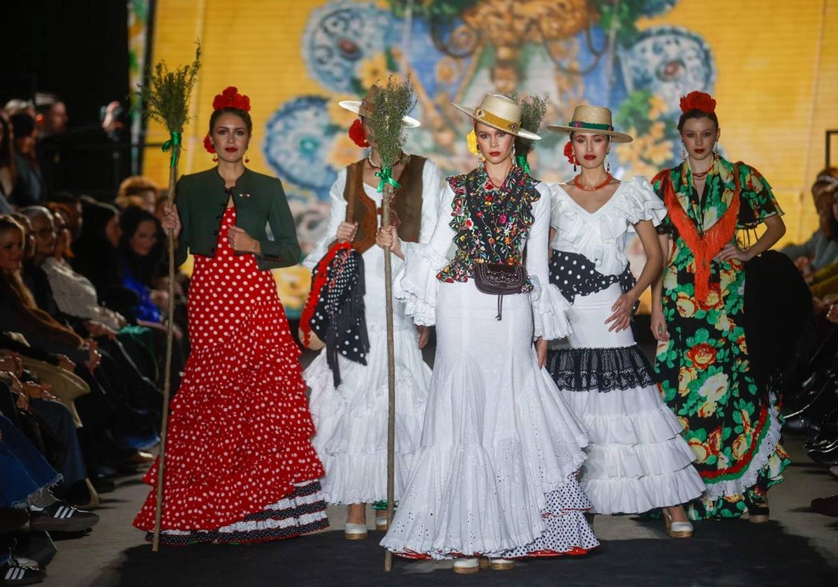 Mucho público presenció el desfile benéfico en favor de la Hermandad del Rocío de Triana