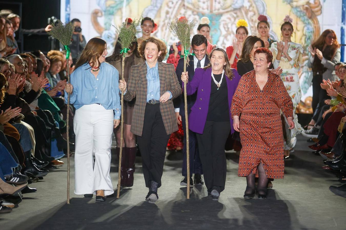 Mucho público presenció el desfile benéfico en favor de la Hermandad del Rocío de Triana