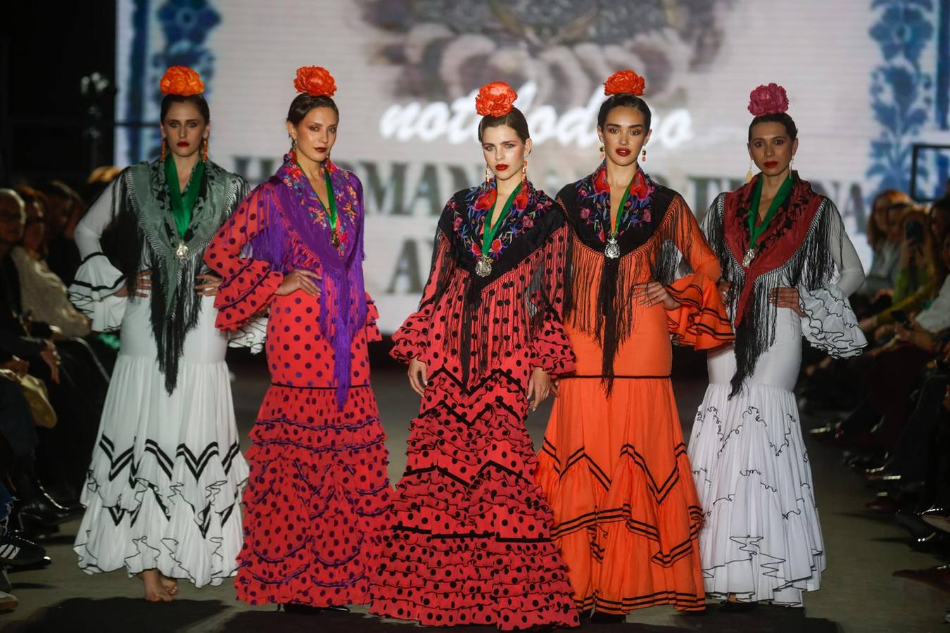 Mucho público presenció el desfile benéfico en favor de la Hermandad del Rocío de Triana