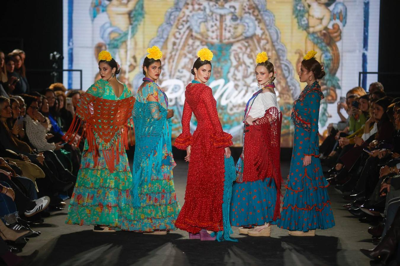 Mucho público presenció el desfile benéfico en favor de la Hermandad del Rocío de Triana