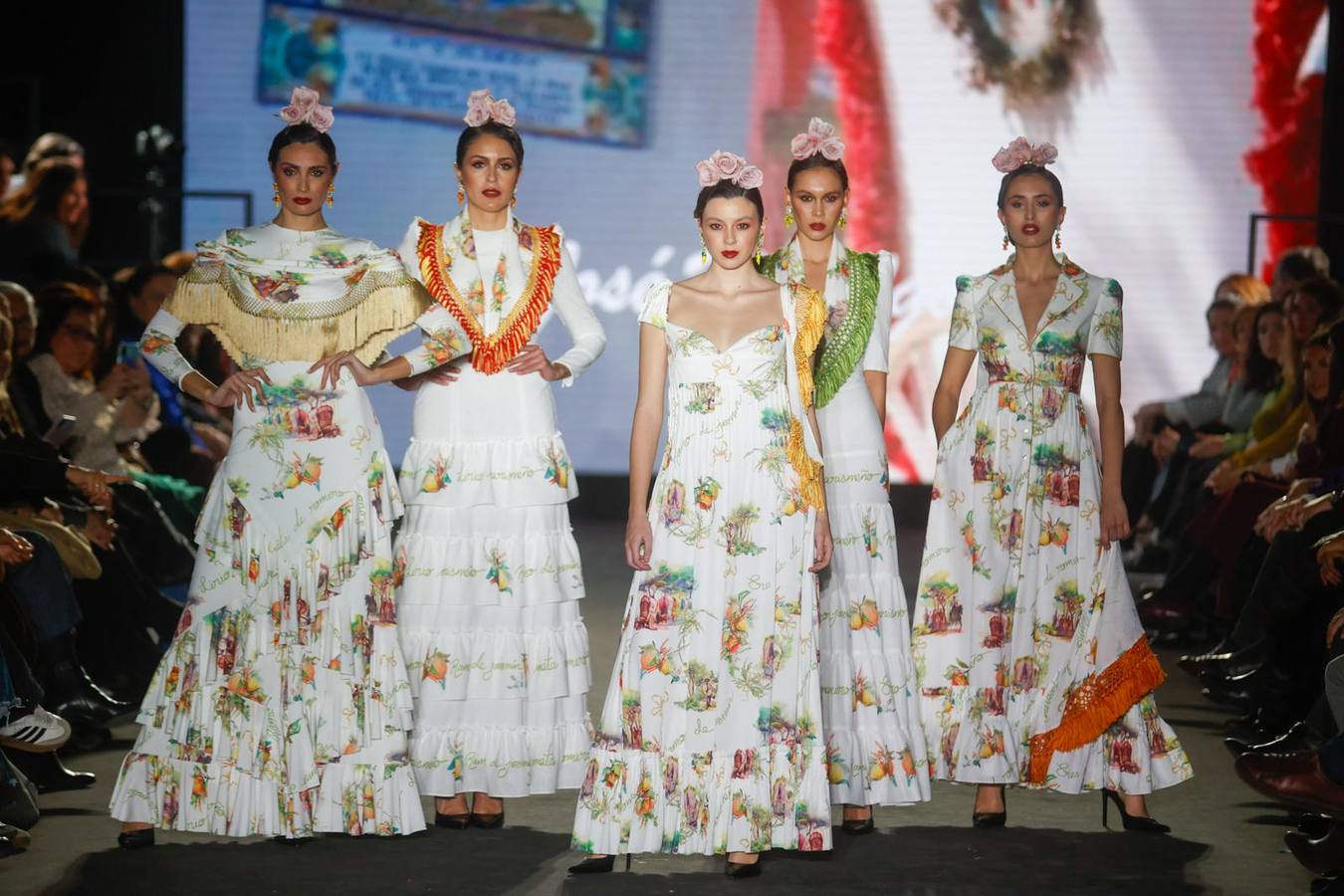 Mucho público presenció el desfile benéfico en favor de la Hermandad del Rocío de Triana