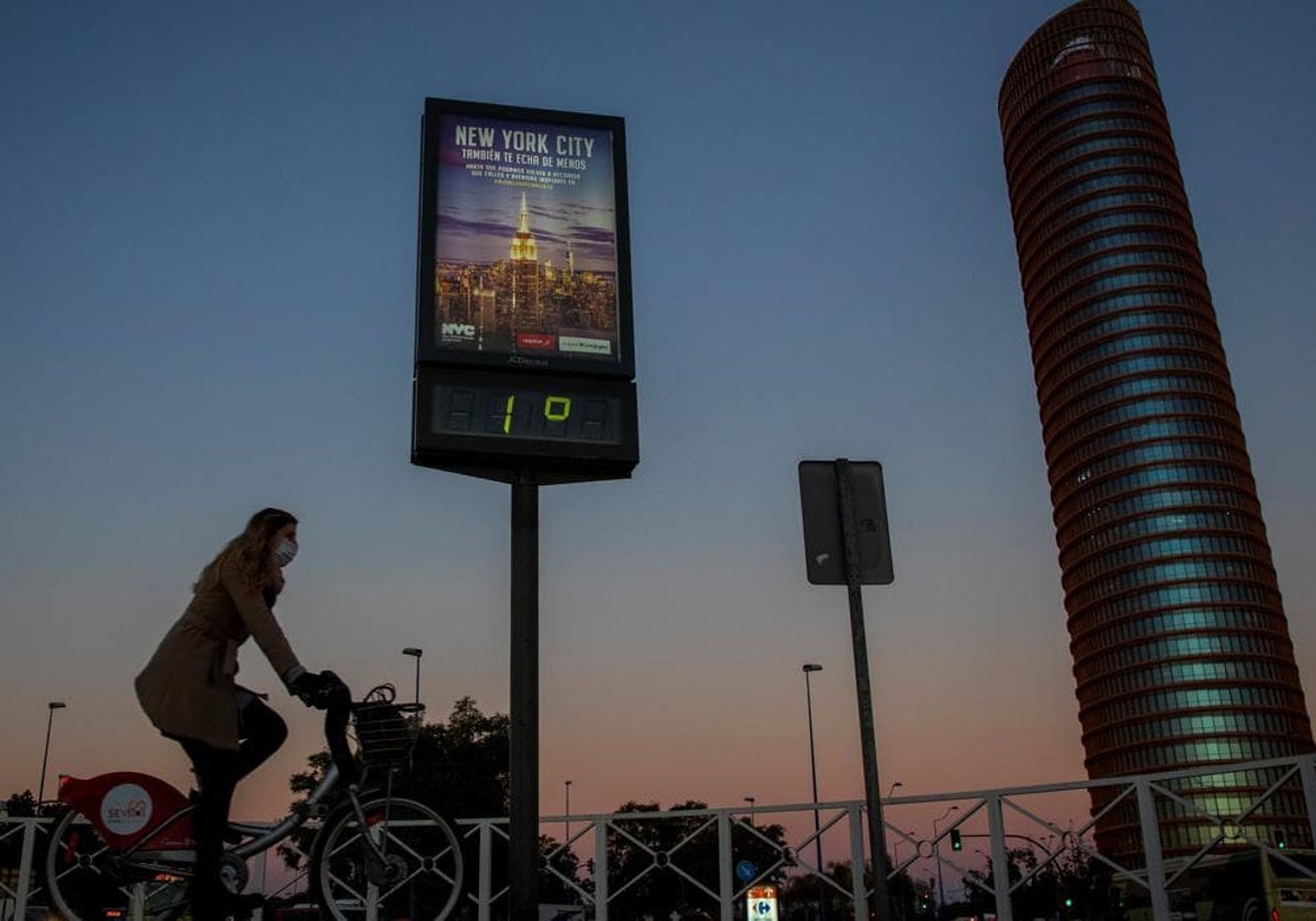 Imagen de un termómetro marcando 1 grado durante una jornada de frío en Sevilla