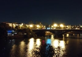 Rescatan en el Puente de Triana a un hombre que se había caído al río Guadalquivir