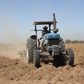 Imagen de archivo de un tractor en un campo de Sevilla