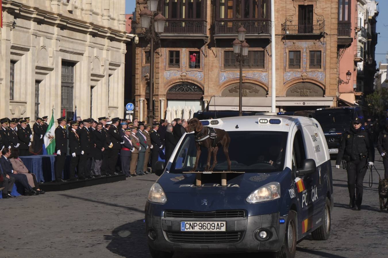 La plaza de San Francisco ha sido el escenario del aniversario de la Policía Nacional en Sevilla