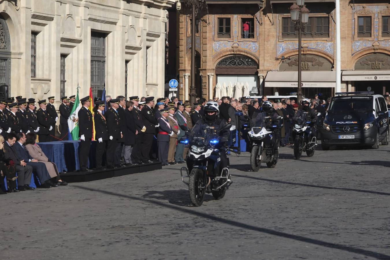 La plaza de San Francisco ha sido el escenario del aniversario de la Policía Nacional en Sevilla