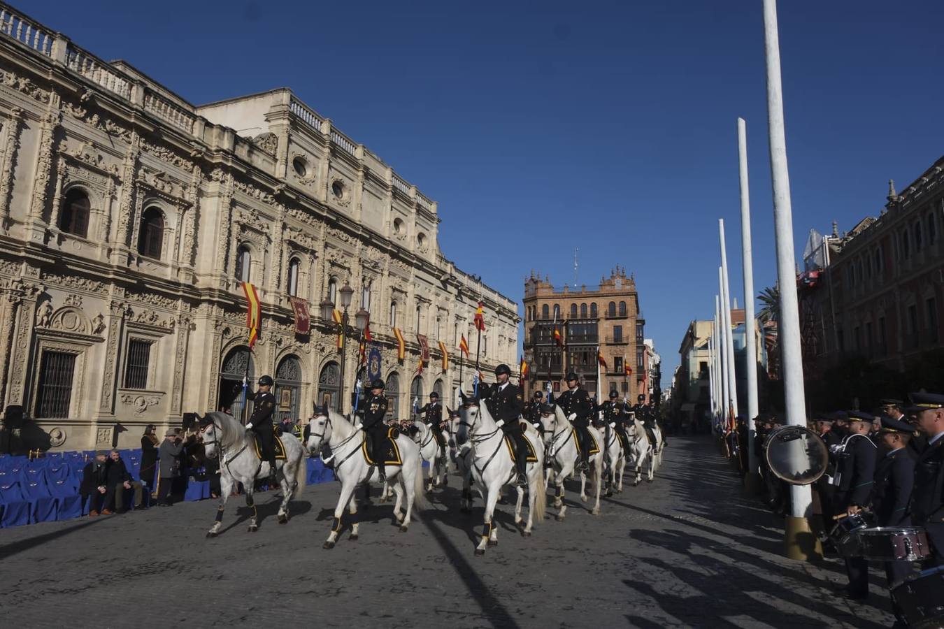La plaza de San Francisco ha sido el escenario del aniversario de la Policía Nacional en Sevilla