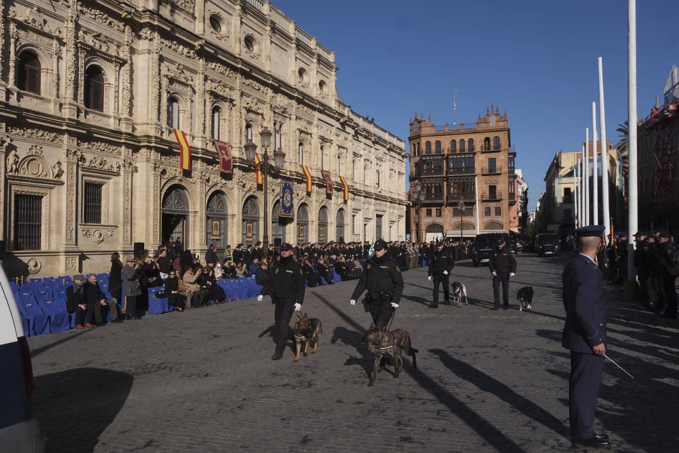 La plaza de San Francisco ha sido el escenario del aniversario de la Policía Nacional en Sevilla