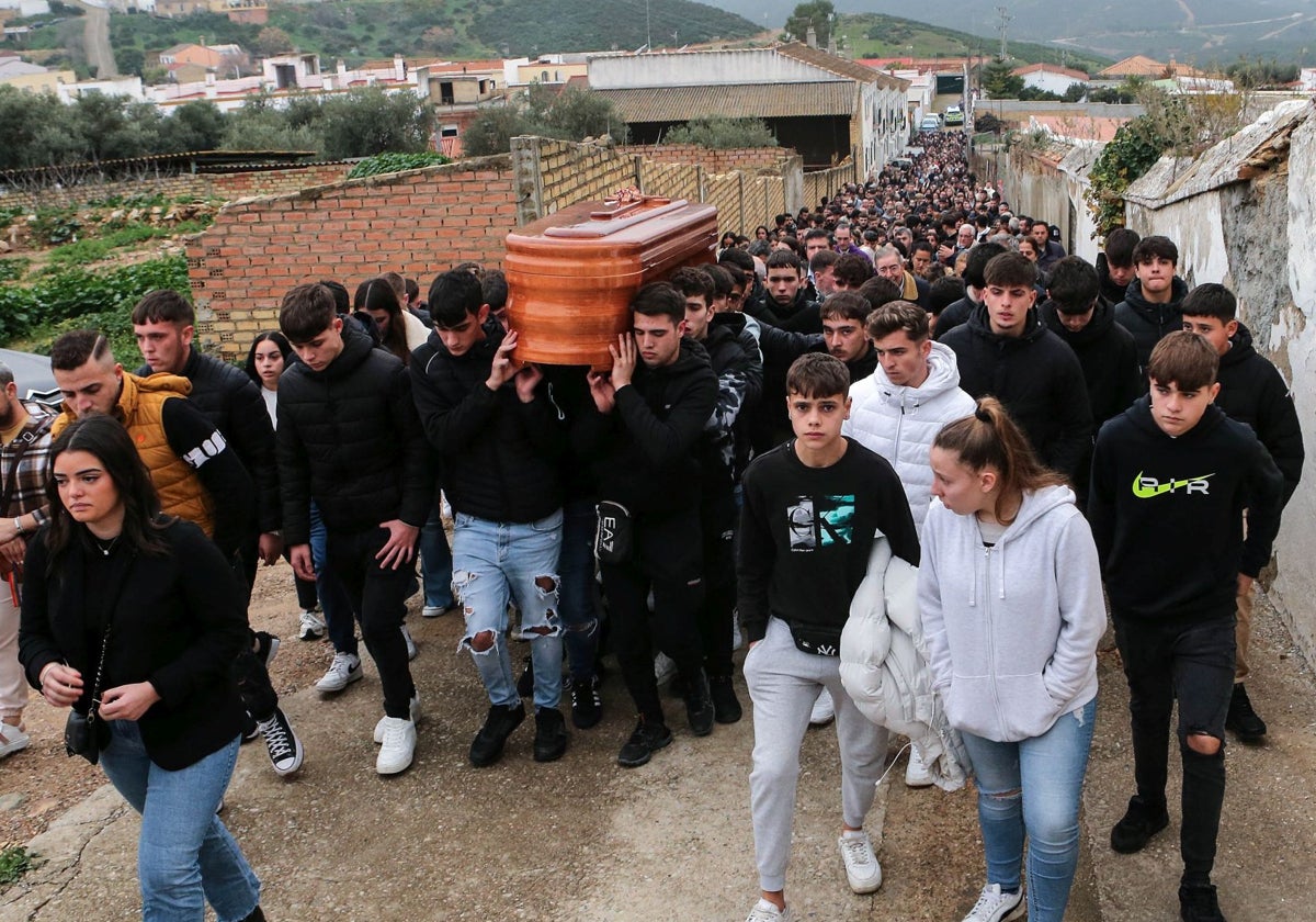 Amigos y familiares de Aarón portan sus restos en el camino del cementerio de Aznalcóllar