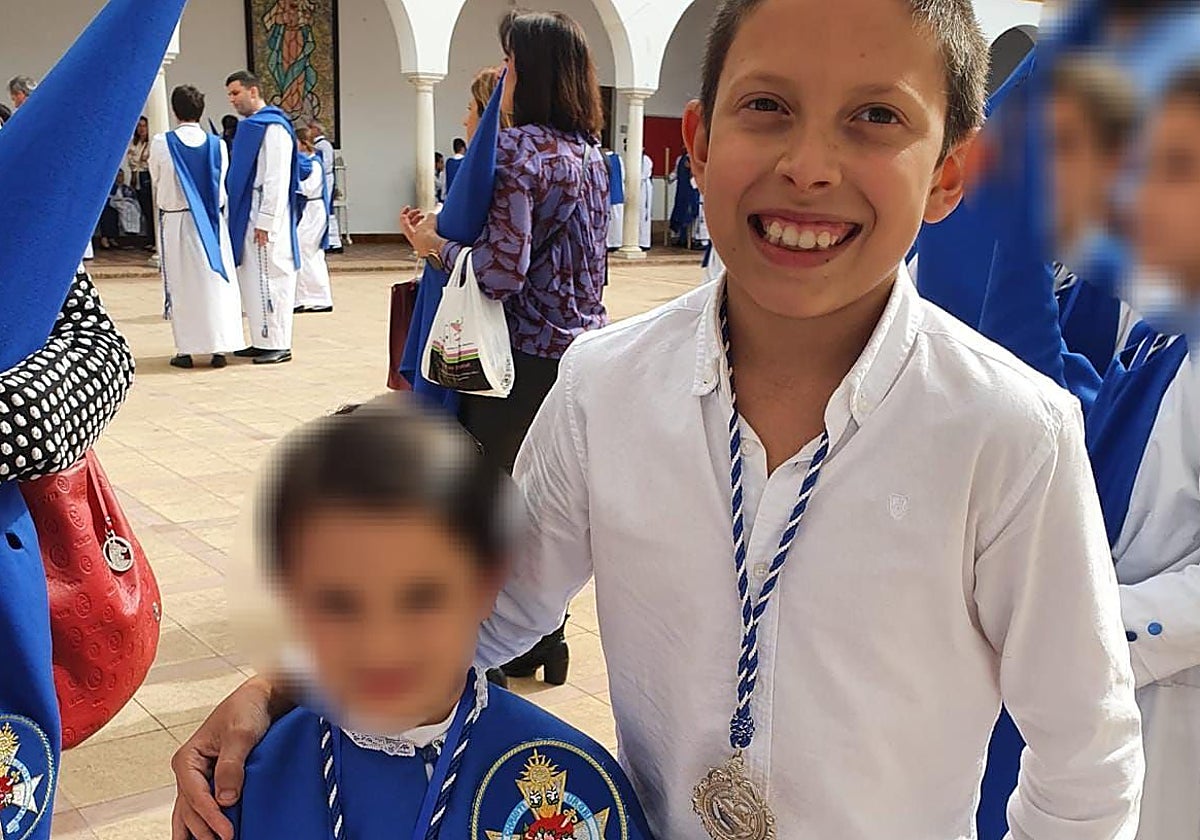 Ángel, de 13 años, un Viernes de Dolores en su hermandad