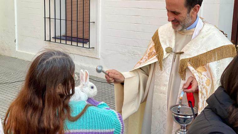 Bendición de un conejo en la parroquia de Nuestra Señora de los Ángeles en Montequinto