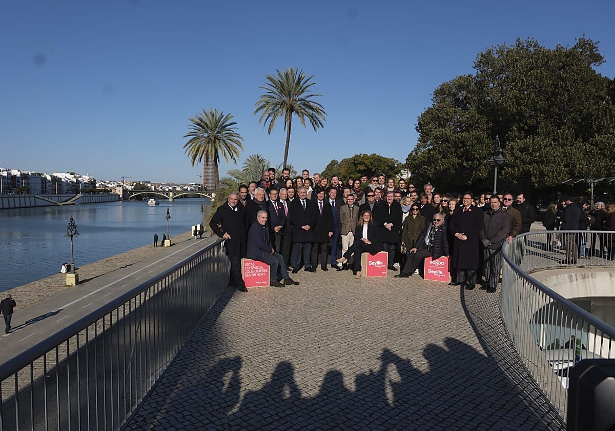 Los empresarios y el alcalde en la presentación del stand del Ayuntamiento para Fitur 2025