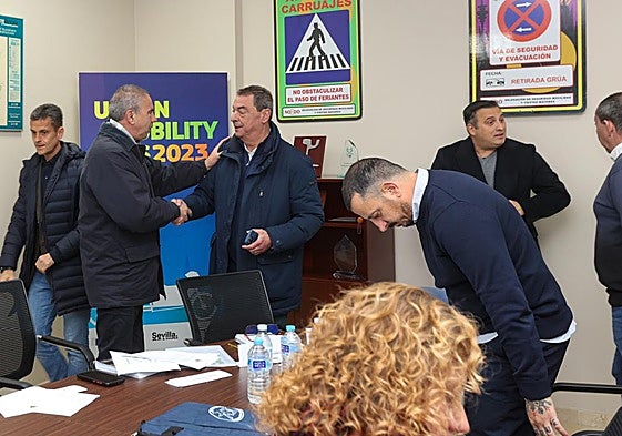 Imagen de la reunión celebrada este viernes en la Delegación de Movilidad del Ayuntamiento de Sevilla en la que han participado miembros de la junta directiva de los taxistas del aeropuerto