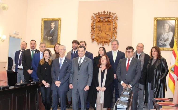 Imagen principal - Después de colocar la primera piedra de las viviendas, Juanma Moreno ha estado en la sede del Ayuntamiento de Utrera 