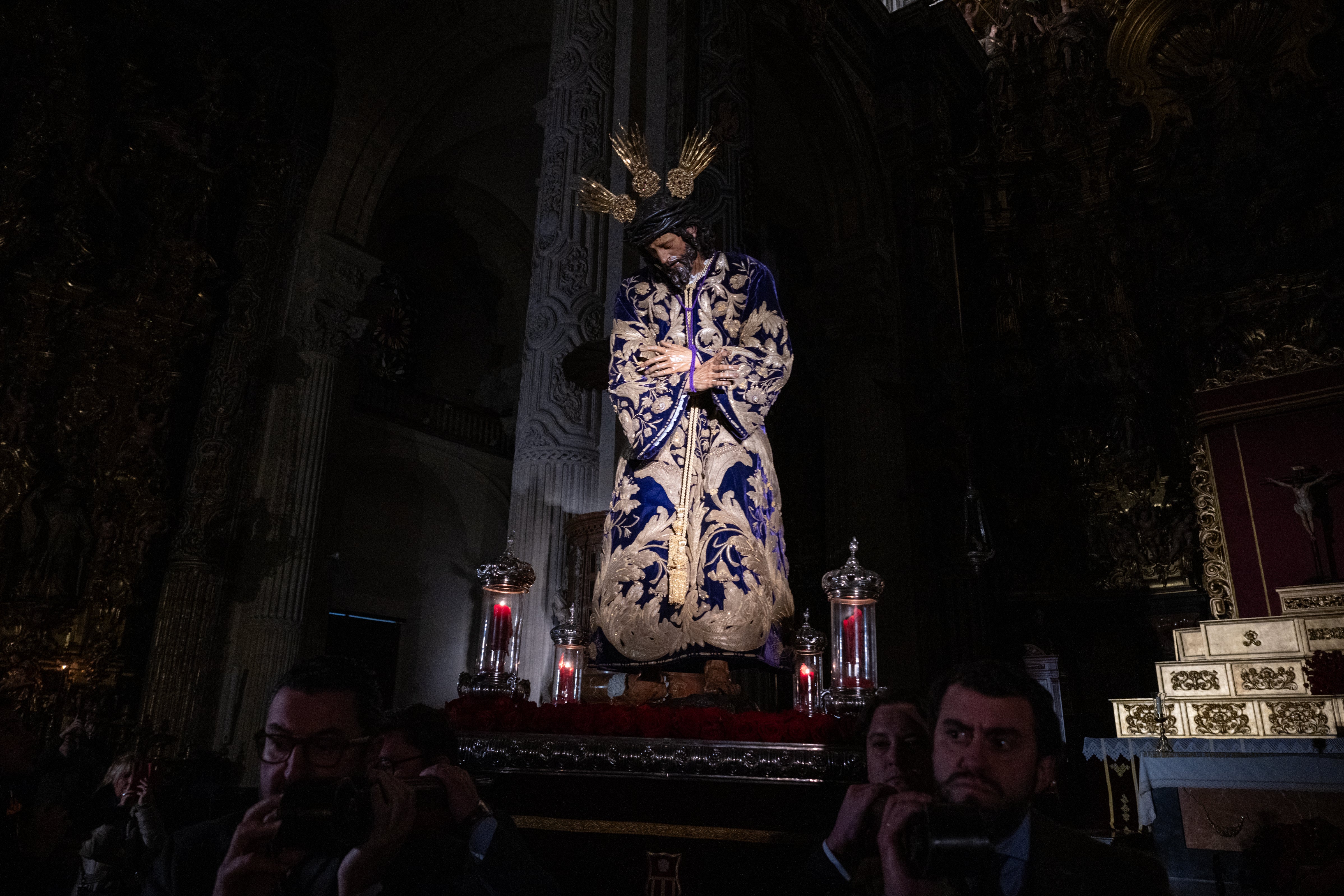 Pasión cierra los cultos del Señor con el traslado a la capilla sacramental