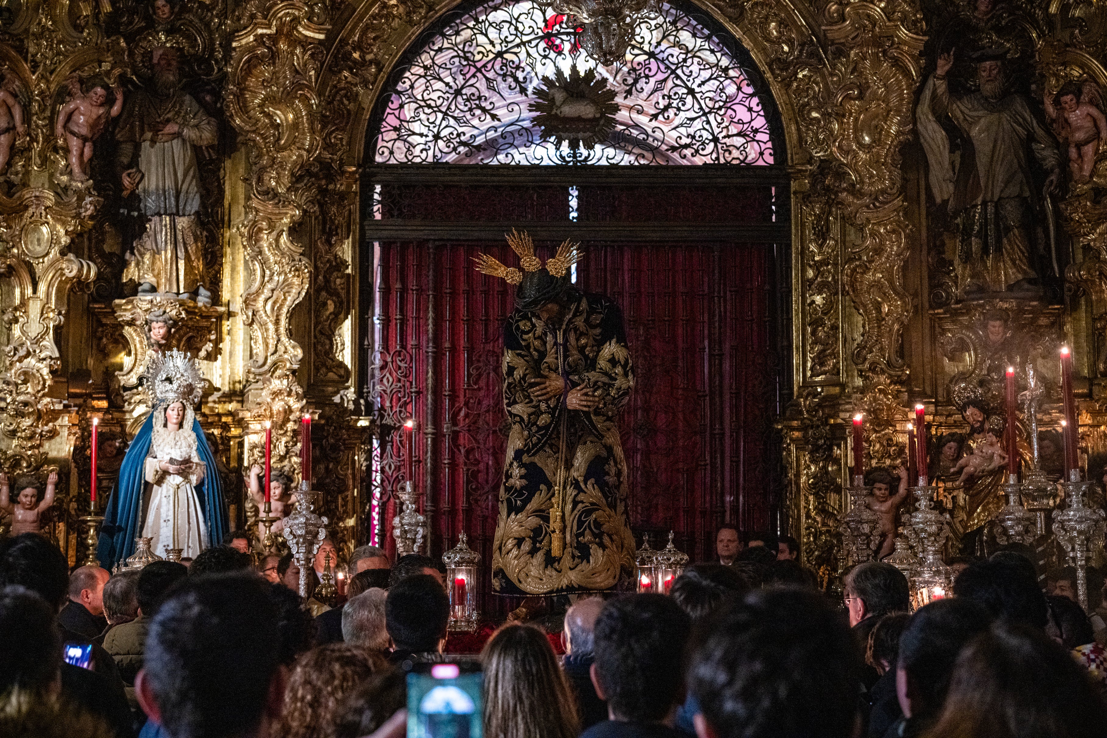 Pasión cierra los cultos del Señor con el traslado a la capilla sacramental