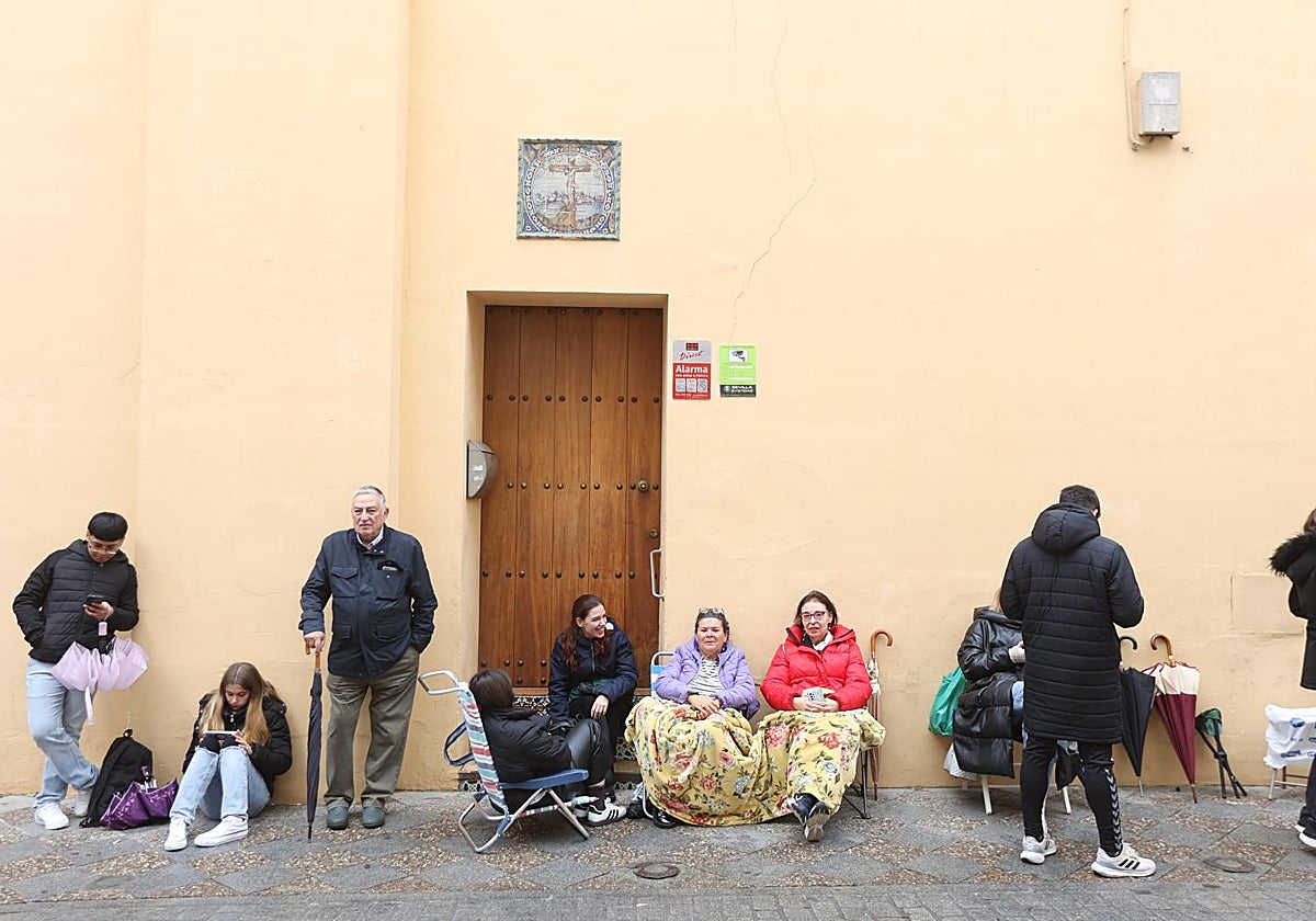 Cola de espera para coger fecha de boda en la parroquia de Santa Ana