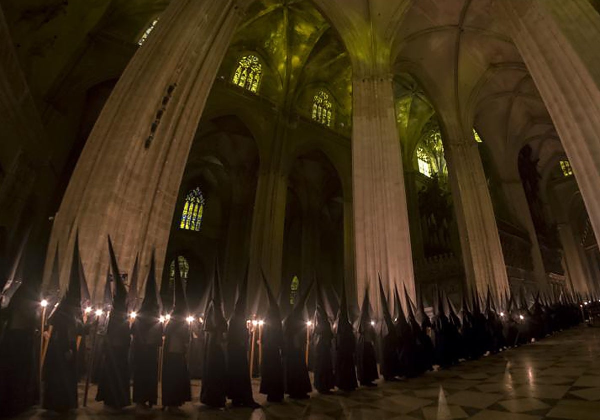 Los nazarenos del Gran Poder en el interior de la Catedral