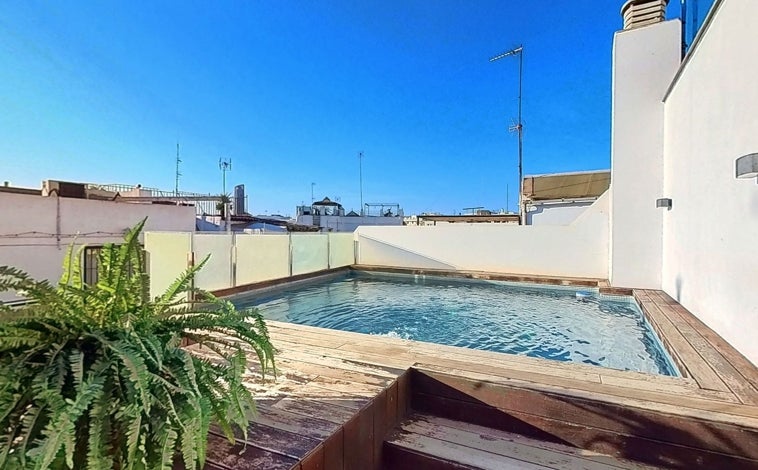 Imagen principal - Así es una de las casas en venta más caras en pleno centro de Sevilla: tiene piscina, gimnasio, ascensor y vale 3 millones de euros