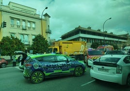 El choque de tres coches en el Paseo Colón provoca grandes retenciones en Sevilla