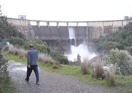 La presa sevillana del Gergal alcanza su capacidad total y comienza a desembalsar