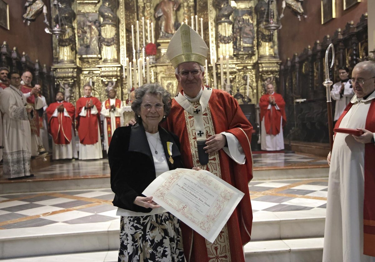 Guadalupe Salas tras la imposición de la medalla Pro Ecclesia et Pontifice de manos de monseñor Saiz Meneses