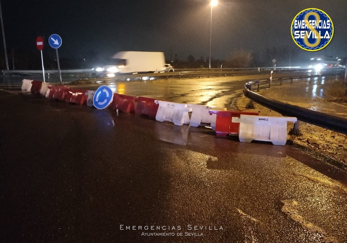 Las lluvias de estos días han provocado el corte total al tráfico de la SE-20