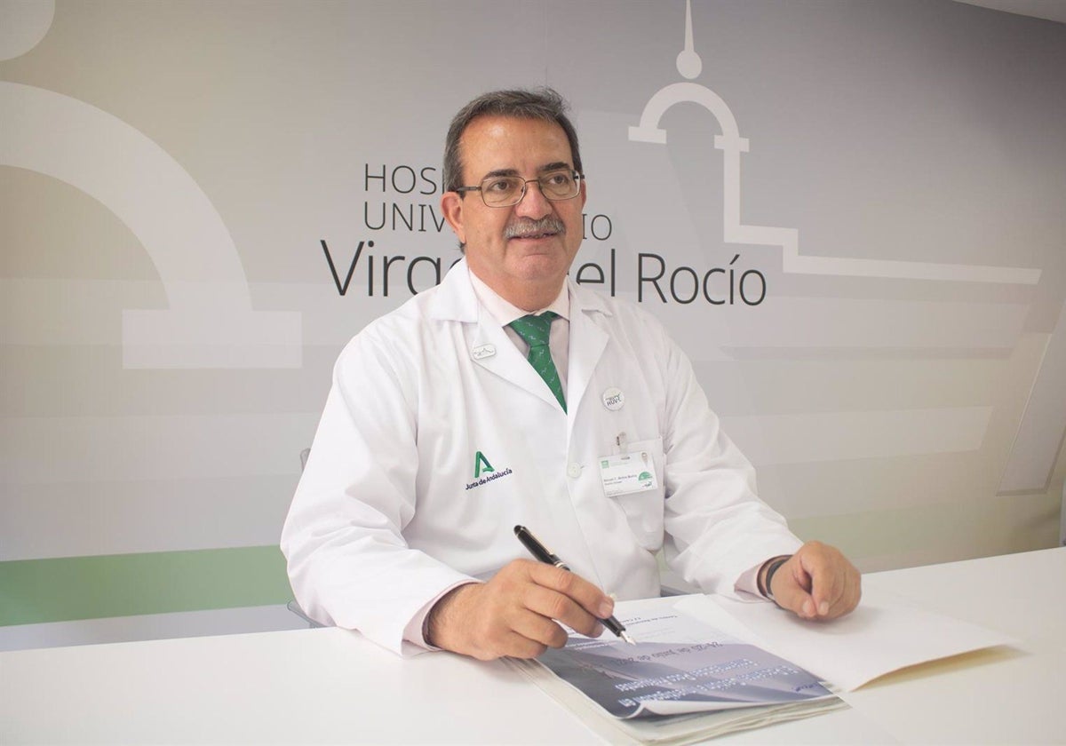 El gerente del Hospital Virgen del Rocío, Manuel Molina